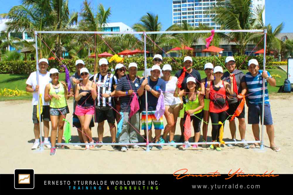 Talleres de Team Building en Ecuador | Cuerdas Bajas para desarrollar confianza, colaboración y liderazgo